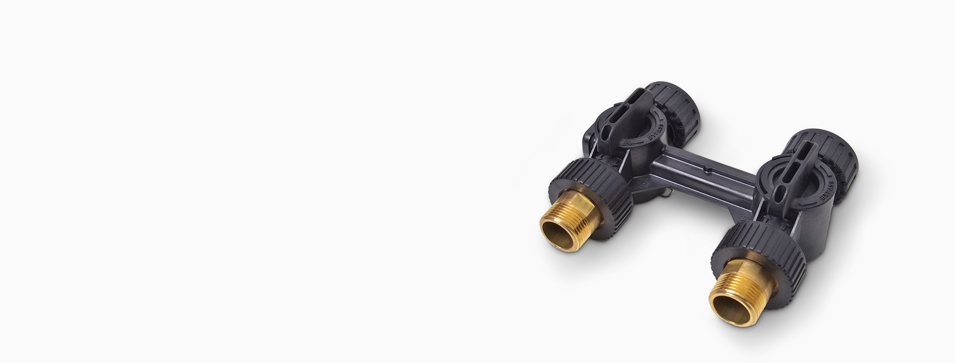 <h4>一體式旁通閥<br></h4>
<p>標(biāo)配Autotrol閥頭專用的一體式高性能樹(shù)脂旁通閥，使設(shè)備安裝更加便捷、節(jié)省空間獨(dú)特的一體式水路設(shè)計(jì)。</p>