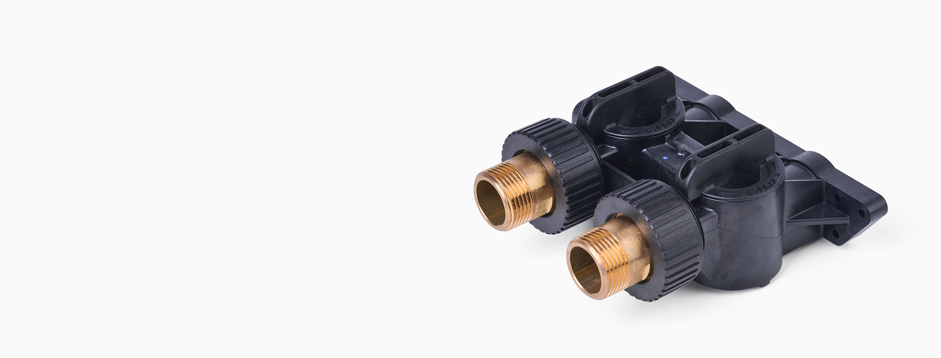 <h4>一體式旁通閥<br></h4>
<p>標(biāo)配Autotrol閥頭專用的一體式高性能樹脂旁通閥，使設(shè)備安裝更加便捷、節(jié)省空間獨特的一體式水路設(shè)計。</p>